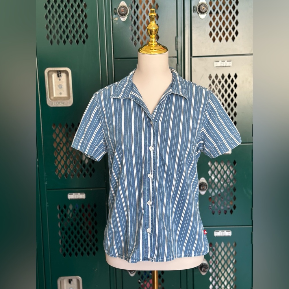 Gloria Vanderbilt denim button up shirt